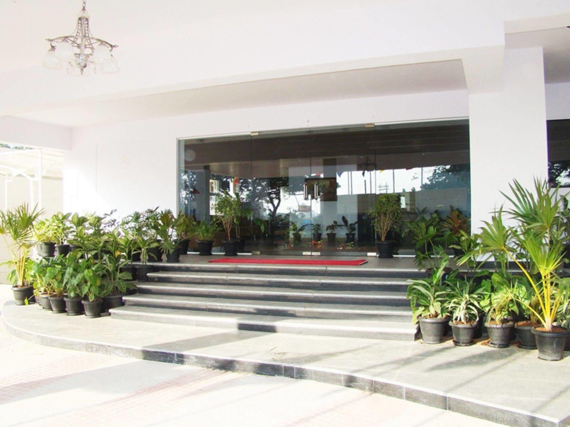 Hotel Grand Bee Bangalore Extérieur photo
